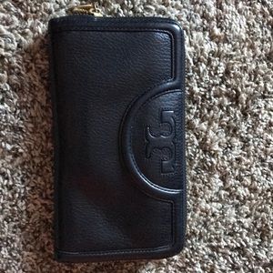 Perfect condition zip around wallet